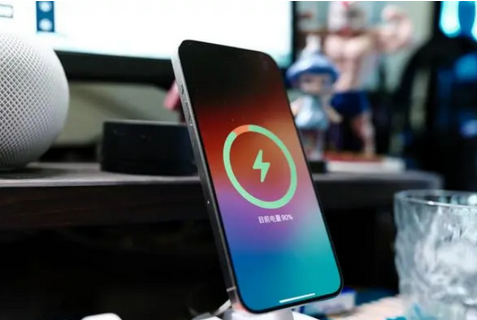 涿州苹果15换屏服务分享用什么充电器给iPhone15充电更好 